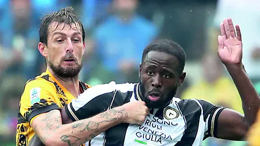 Davis contrastato da Acerbi durante la gara con l’Inter