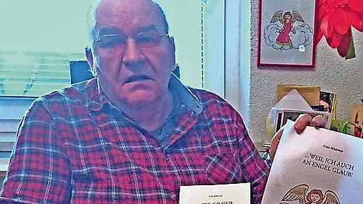 Enzo Albanese con una delle sue fatiche letterarie