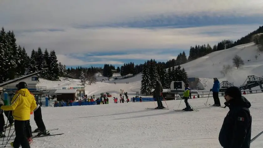 Sciatori affollano le piste a Piancavallo in una immagine d’archivio