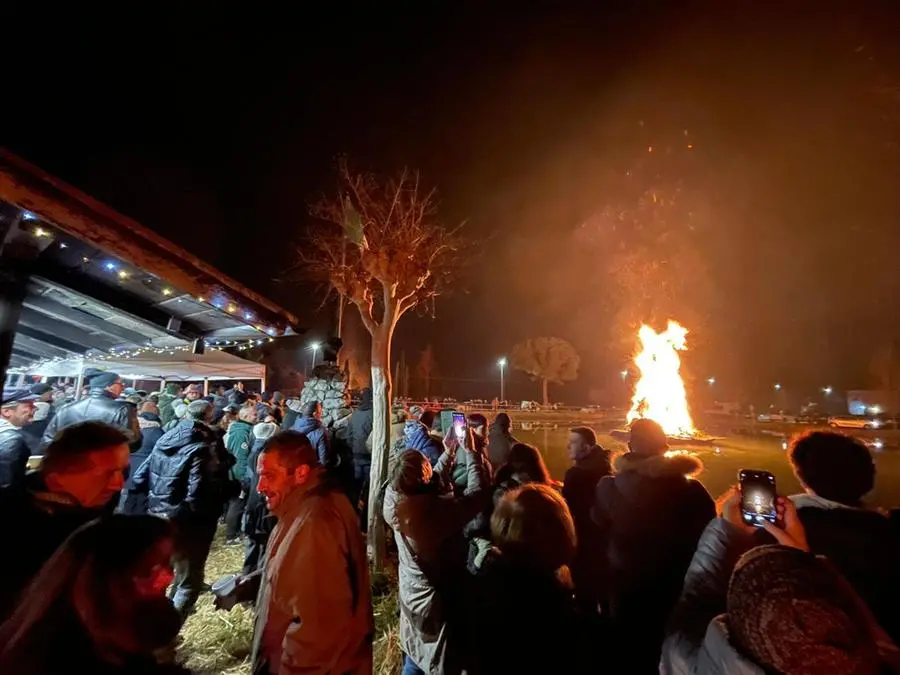 Che anno sarà il 2025? Se a Lignano e Paludo il fumo va verso levante, fi tutt’altro parere sembra invece il responso del pignarul di Strassoldo di Cervignano. Il fuoco, in questo caso, è andato verso ovest. Questo indica un anno con qualche difficoltà e non propriamente positivo