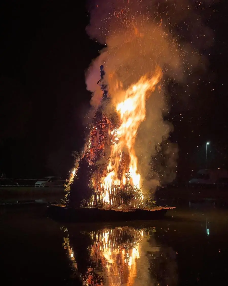 Che anno sarà il 2025? Se a Lignano e Paludo il fumo va verso levante, fi tutt’altro parere sembra invece il responso del pignarul di Strassoldo di Cervignano. Il fuoco, in questo caso, è andato verso ovest. Questo indica un anno con qualche difficoltà e non propriamente positivo