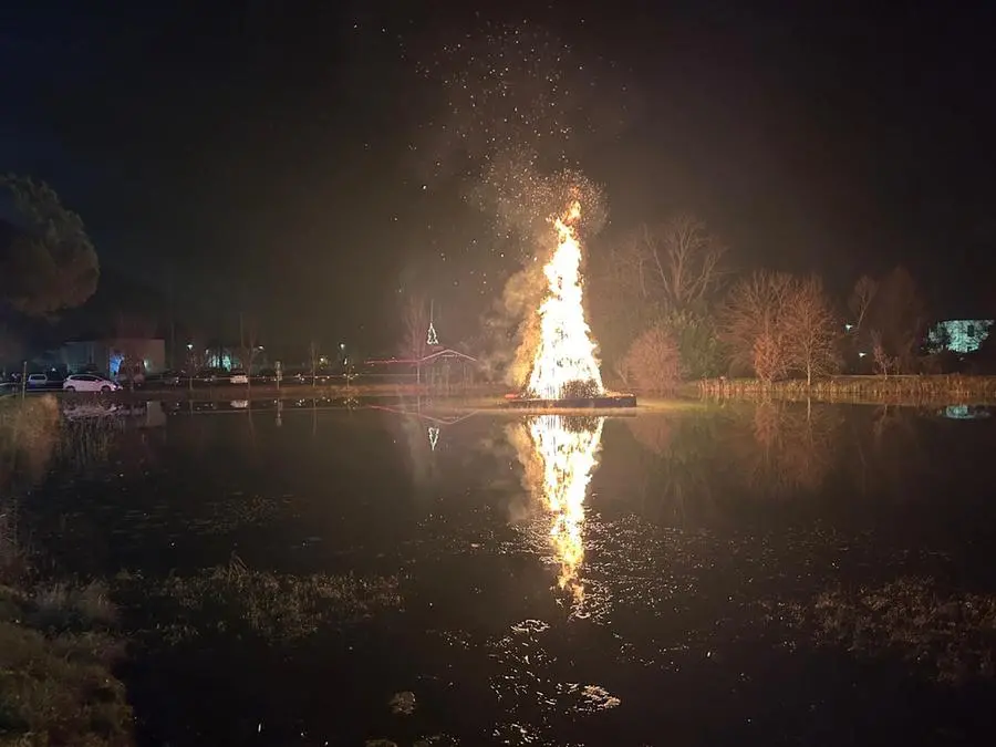 Che anno sarà il 2025? Se a Lignano e Paludo il fumo va verso levante, fi tutt’altro parere sembra invece il responso del pignarul di Strassoldo di Cervignano. Il fuoco, in questo caso, è andato verso ovest. Questo indica un anno con qualche difficoltà e non propriamente positivo