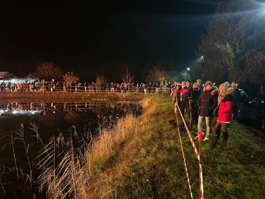 Che anno sarà il 2025? Se a Lignano e Paludo il fumo va verso levante, fi tutt’altro parere sembra invece il responso del pignarul di Strassoldo di Cervignano. Il fuoco, in questo caso, è andato verso ovest. Questo indica un anno con qualche difficoltà e non propriamente positivo