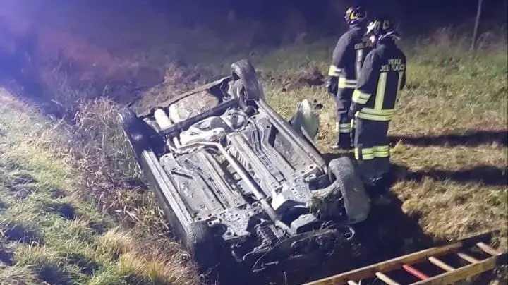 L'auto è stata ritrovata in un fosso dai vigili del fuoco