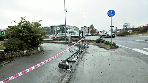 La recinzione sfondata dalla fuoriuscita dell’auto, lungo la Pontebbana