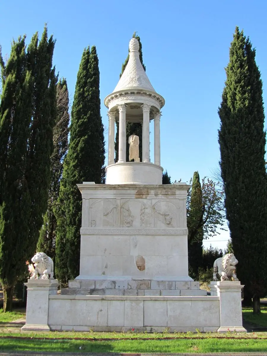 Il Grande Mausoleo rinvenuto a non grande distanza dall’area di progetto e ricostruito all’interno del centro abitato di Aquileia