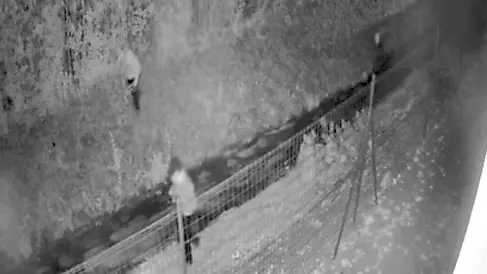 Le telecamere di sorveglianza hanno ripreso degli sconosciuti in fuga