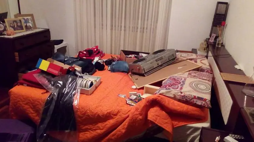 Nella foto d’archivio una camera da letto dopo la visita dei ladri