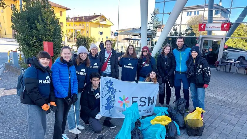 Alcuni dei volontari che hanno ripulito l’area da viale XXIII marzo a viale Palmanova