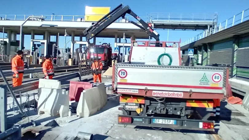 Lavori al casello di San Giorgio dopo l'incidente che lo ha messo fuori servizio