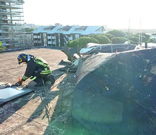 I vigili del fuoco impegnati nelle operazioni di messa in sicurezza