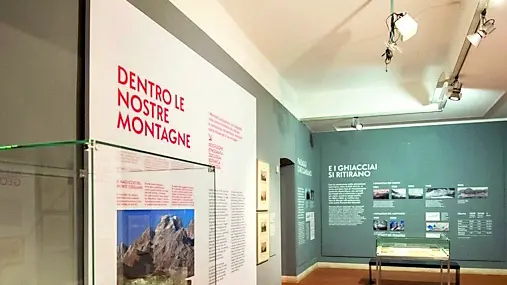 Una delle saale che ospitano la rassegna dedicata alla montagna