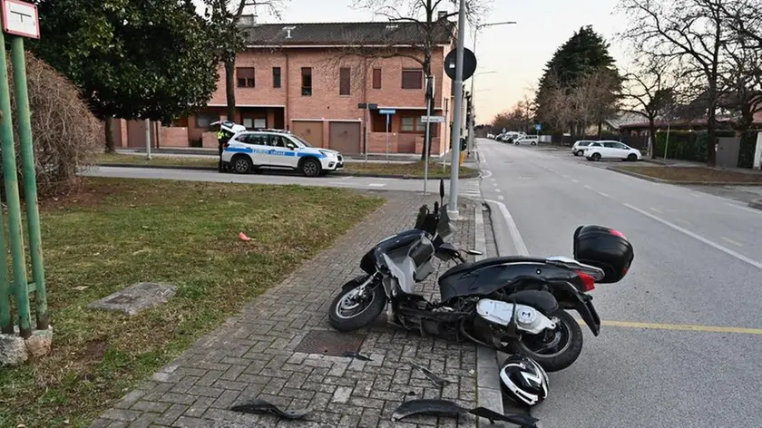 Lo scooter su cui viaggiavano i malviventi