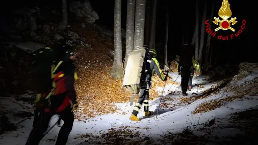 I soccorritori durante le operazioni di recupero dell'escursionista