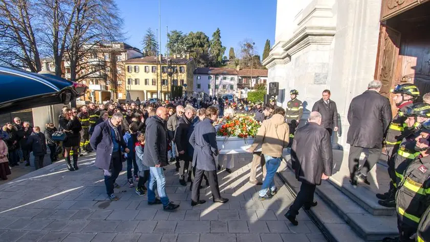 L'ingresso del feretro in chiesa. Foto Petrussu