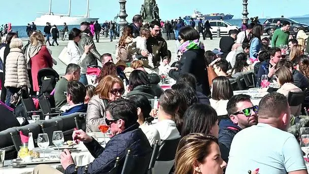 Turisti al bar. Scatto di una Pasqua in piazza Unità a Trieste