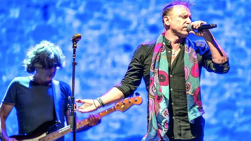 Il cantante Lorenzo Campani sul palco del Teatrone di Udine