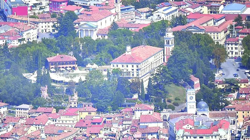 Dall’alto: un’immagine aerea del colle del Castello