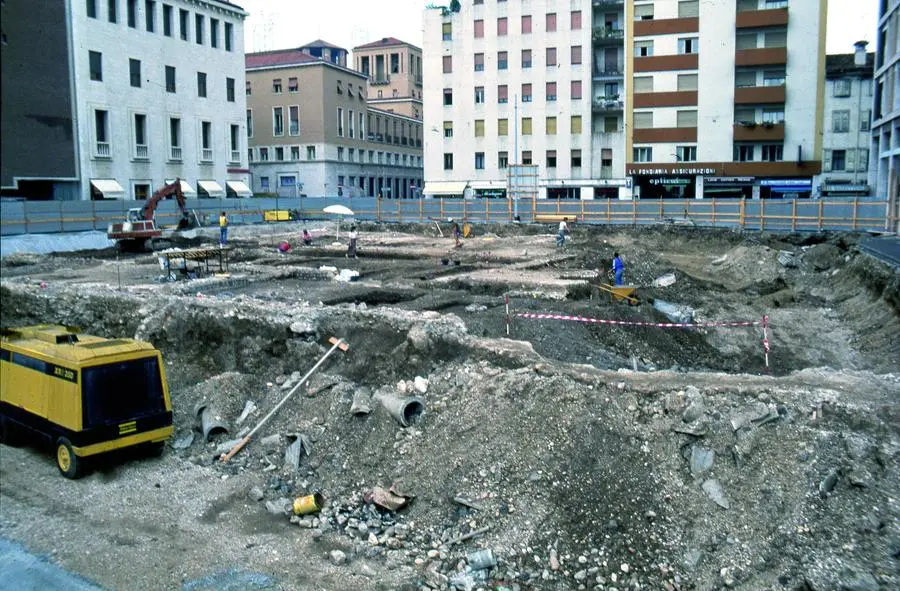 Gli scavi su piazza Venerio nel 1989