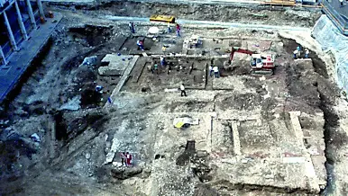 Il cimitero dimenticato di piazza Venerio