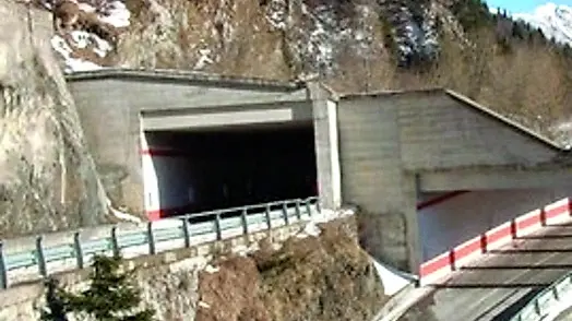 La strada di collegamento lungo il versante italiano del passo di Monte Croce Carnico