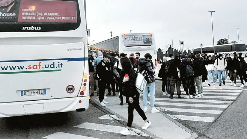 Studenti in attesa dell'autobus in una foto di repertorio