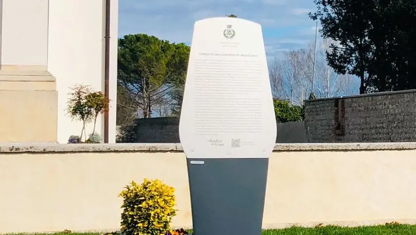 Il totem che si trovava davanti alla chiesa sparito per mano di ignoti