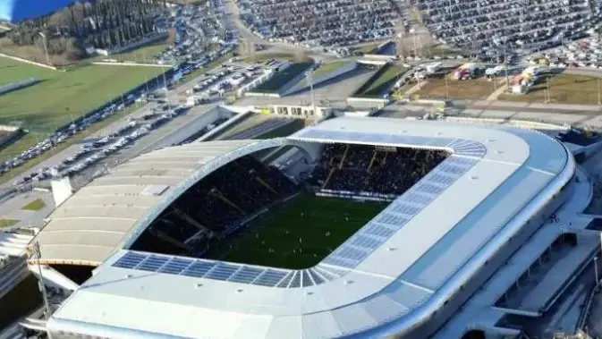 Il cinquantenne finito a proccesso vendeva il suo materiale fuori dallo stadio di Udine