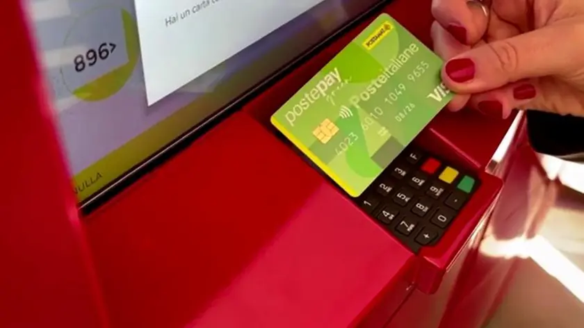 La donna è stata convinta a svolgere alcune operazioni con la sua PostePay