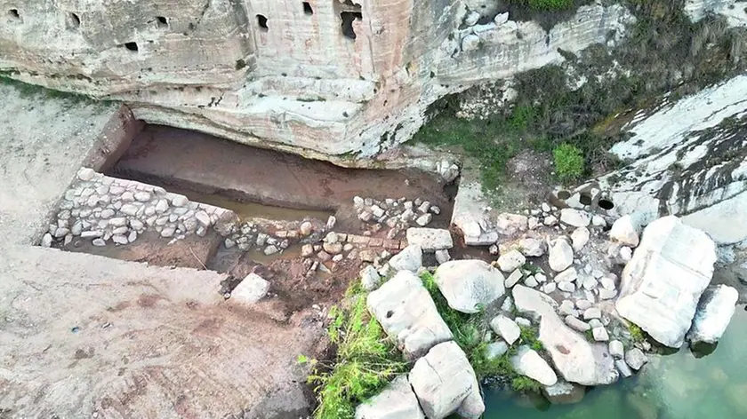 Immagine dal drone della presa d'acqua del canale e il Grande Rilievo di Khinis