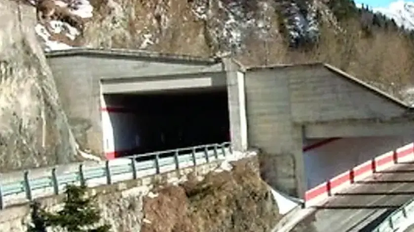 La strada da di collegamento lungo il versante italiano del passo di Monte Croce Carnico