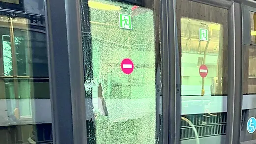 La porta in vetro del bus colpita dal sanpietrino lanciato da un ragazzo