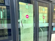 La porta in vetro del bus colpita dal sanpietrino lanciato da un ragazzo