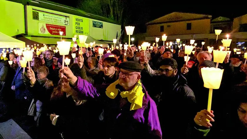 La fiaccolata per le strade di Fiumicello. Foto bonaventura