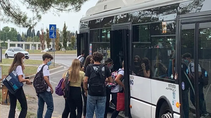 Udine. La fotografia di alcuni studenti sulla tratta che dal Bearzi arriva in piazza Primo maggio: «Solo un terzo di noi è riuscito a salire, schiacciandosi l'uno sull’altro».