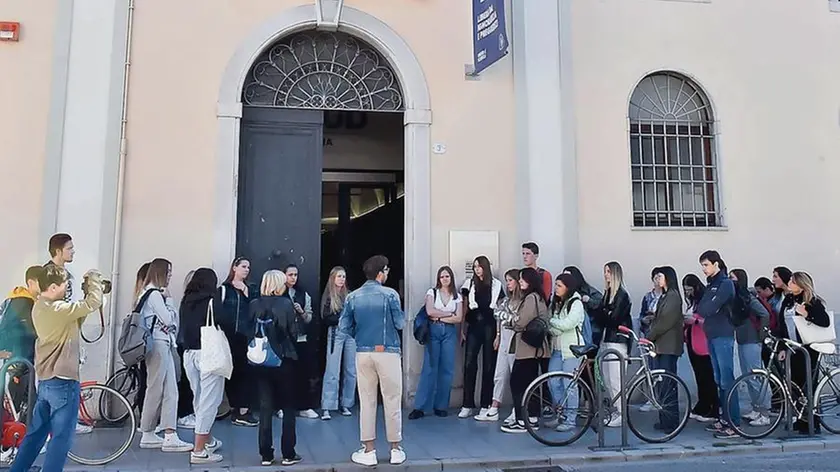 Universitari davanti l'ateneo di Udine. Foto Petrussi