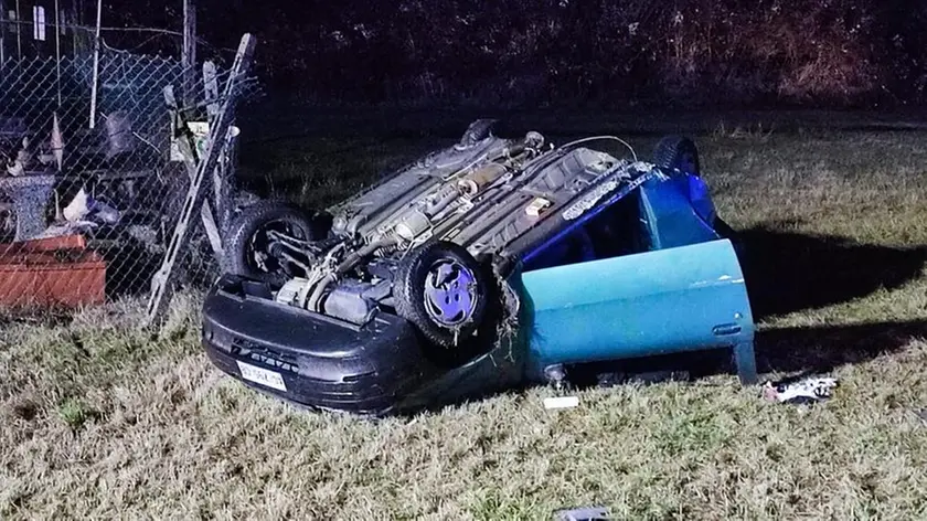 L'auto accartocciata dopo l'incidente