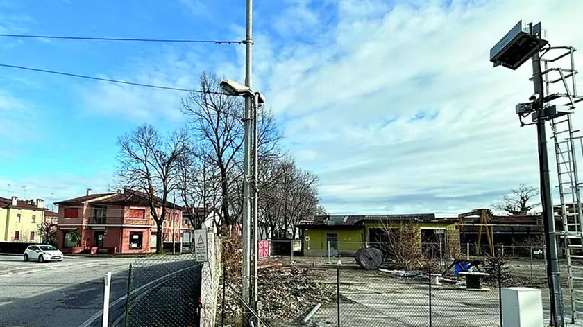 L’area abbandonata di via Buttrio. foto petrussi