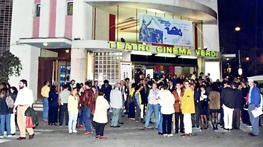 Il pubblico del festival fuori dal vecchio cinema Verdi