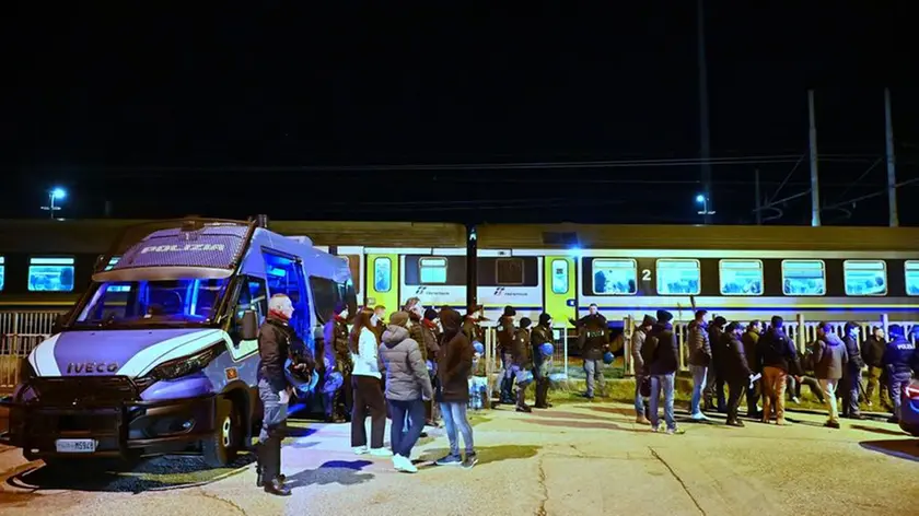 Le forze dell'ordine sul luogo dove è stato fermato il treno con a bordo i tifosi del Venezia