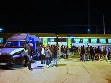 Le forze dell'ordine sul luogo dove è stato fermato il treno con a bordo i tifosi del Venezia