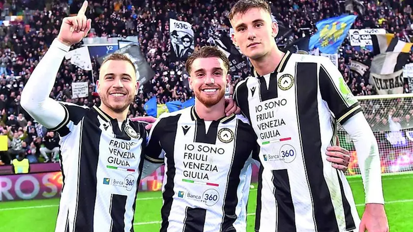 i tre bomber bianconeri: Lovric, Bravo e Lucca sotto la Curva Nord (foto Petrussi)