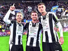 i tre bomber bianconeri: Lovric, Bravo e Lucca sotto la Curva Nord (foto Petrussi)