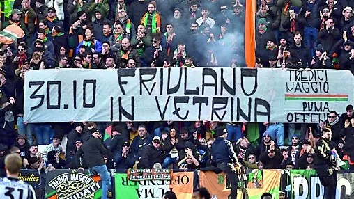 Lo striscione esposto dai tifosi del Venezia (foto Petrussi)