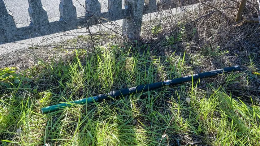 Una delle spranghe utlizzate per l'assalto al treno e poi lasciata vicino ai binari di Basiliano