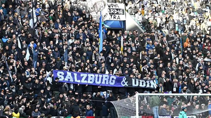 L’asse tra Udine e Salisburgo: lo striscione esposto sabato che celebra il gemellaggio