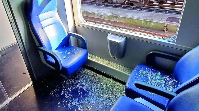 I segni della violenza ultrà sul treno che riportava a casa i tifosi del Venezia