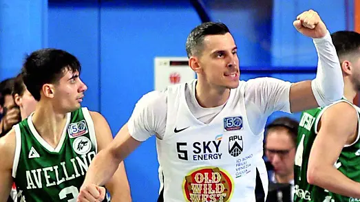 Capitan Alibegovic esulta per la vittoria su Avellino. fotopetrussi