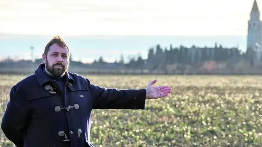 Il sindaco di Aquileia Zorino indica l’area del parco fotovoltaico