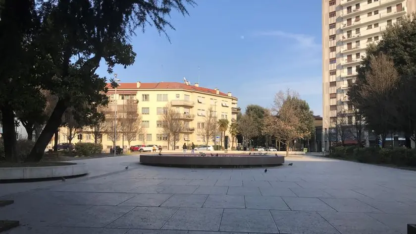 Piazza Risorgimento, a Pordenone, dove l'uomo ha aggredito gli agenti dopo essersi spogliato